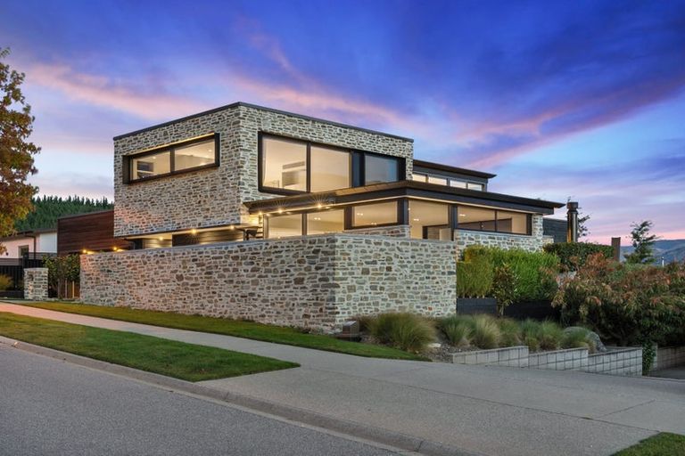Photo of property in 34 Minaret Ridge, Wanaka, 9305