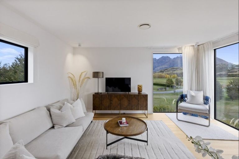 Photo of property in 28 Soudley Court, Jacks Point, Queenstown, 9371