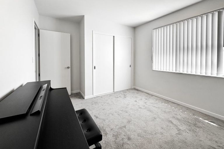 Photo of property in 22 Heketara Way, Massey, Auckland, 0614