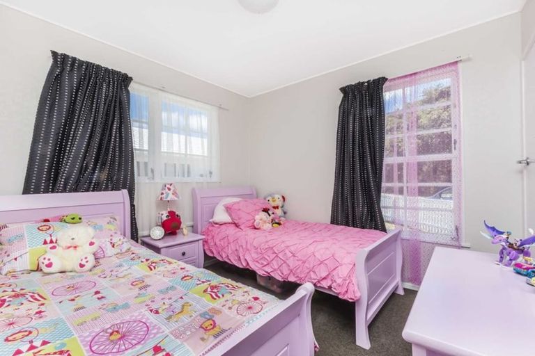 Photo of property in 90 Akaroa Drive, Maupuia, Wellington, 6022