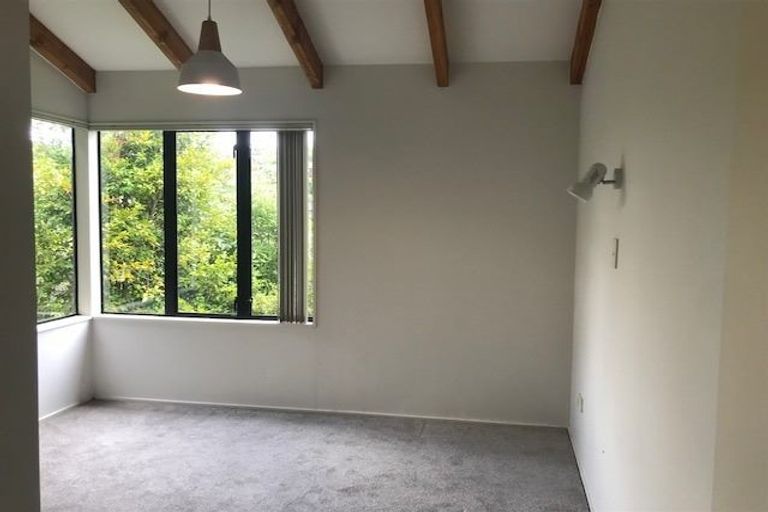 Photo of property in 7 Stitchbird Close, Murrays Bay, Auckland, 0630