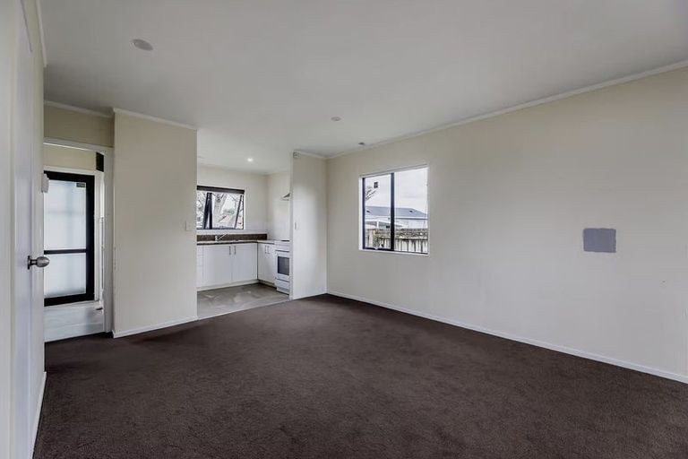 Photo of property in 17 Dungarvon Place, Clendon Park, Auckland, 2103