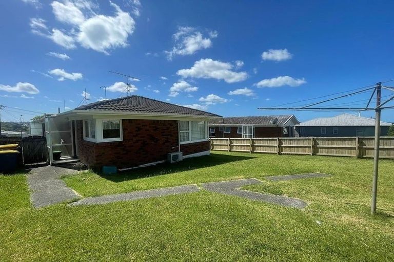 Photo of property in 2/18 Anne Road, Hillcrest, Auckland, 0627