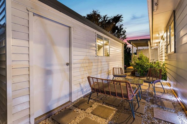 Photo of property in 2 Katrina Place, Massey, Auckland, 0614