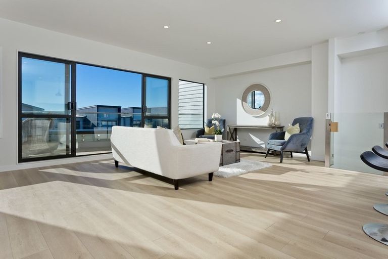 Photo of property in 12 Moki Place, Long Bay, Auckland, 0630