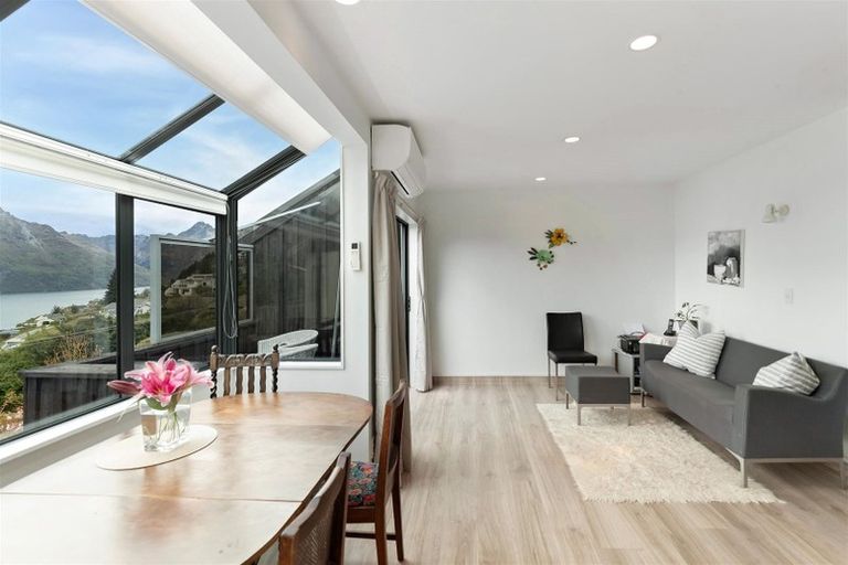 Photo of property in 18b Cameron Place, Fernhill, Queenstown, 9300
