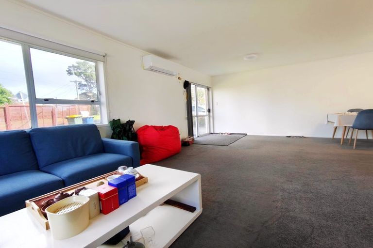Photo of property in 2/2 Wallace Road, Ranui, Auckland, 0612