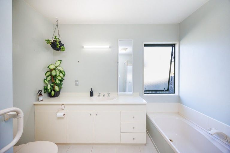 Photo of property in 5 Abby Road, Fitzherbert, Palmerston North, 4410