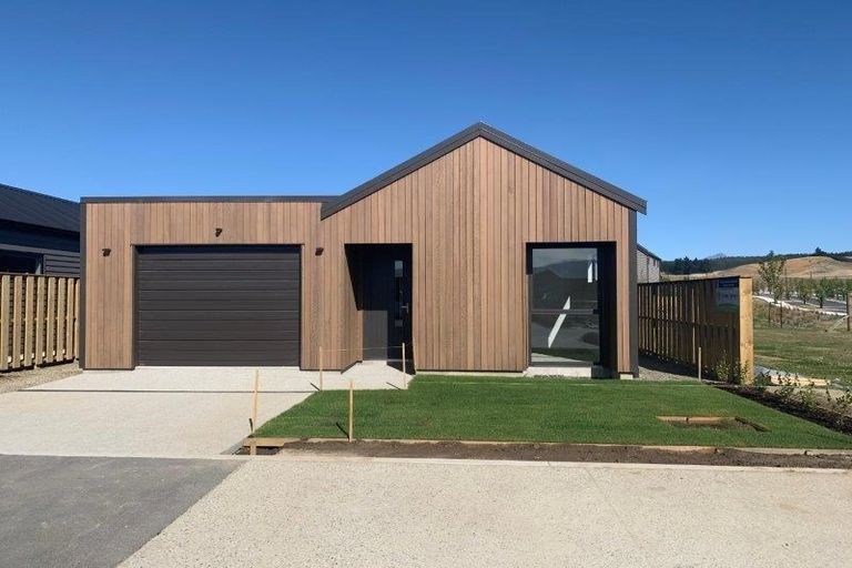 Photo of property in 5 Matakanui Lane, Wanaka, 9305
