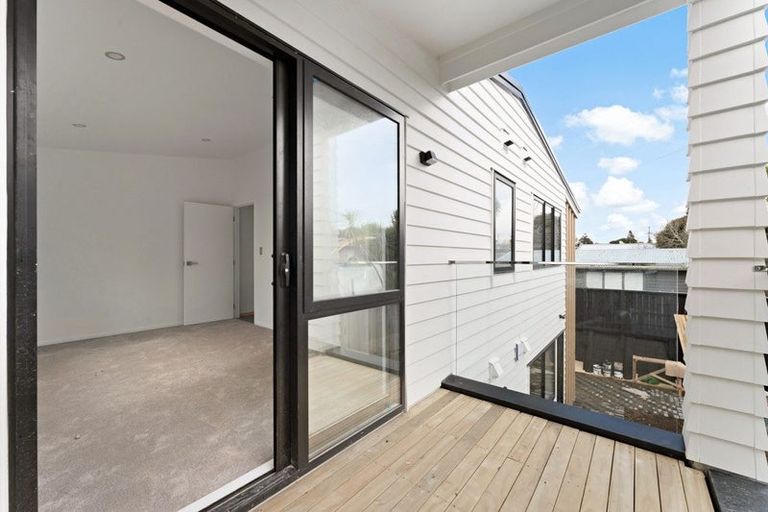 Photo of property in 122 Archibald Road, Kelston, Auckland, 0602