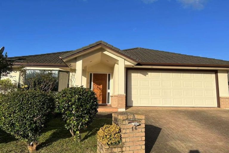 Photo of property in 16 Middlefield Drive, East Tamaki Heights, Auckland, 2016