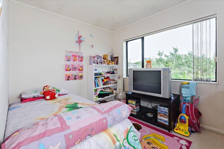 Photo of property in 21 Ginders Drive, Massey, Auckland, 0614
