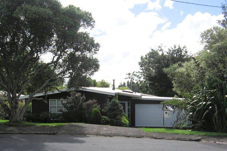 Photo of property in 22 Roland Hill, Glen Eden, Auckland, 0602