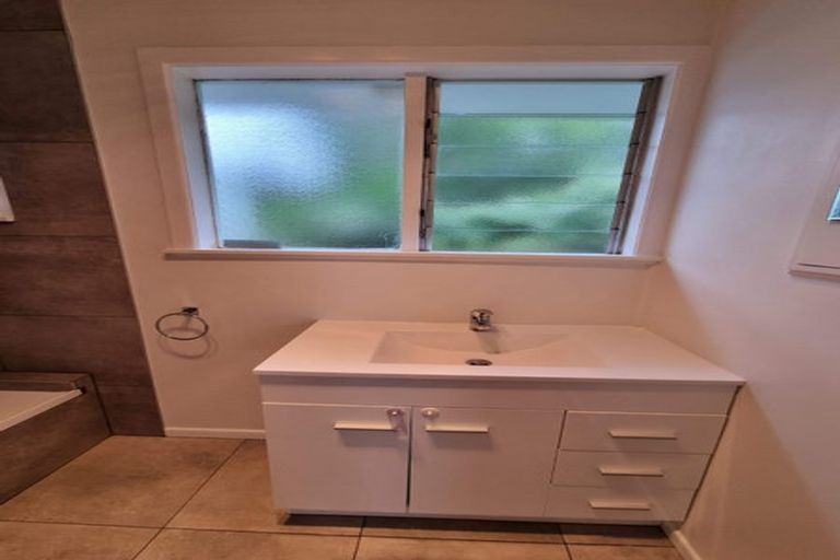 Photo of property in 2/16 Hogans Road, Glenfield, Auckland, 0629