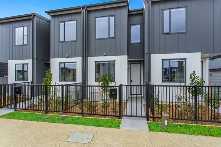 Photo of property in 24 Park Green Avenue, Rosehill, 2113
