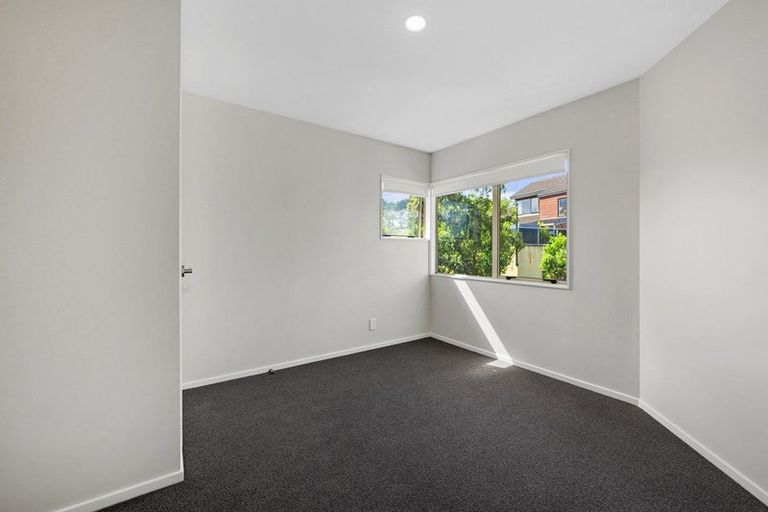 Photo of property in 27 Calypso Way, Unsworth Heights, Auckland, 0632