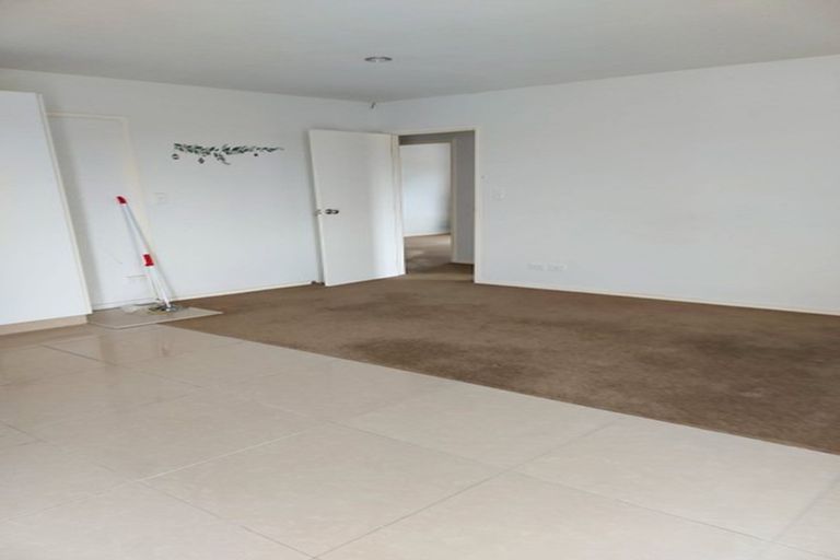 Photo of property in 9 Mcwhirters Farm Lane, Massey, Auckland, 0614