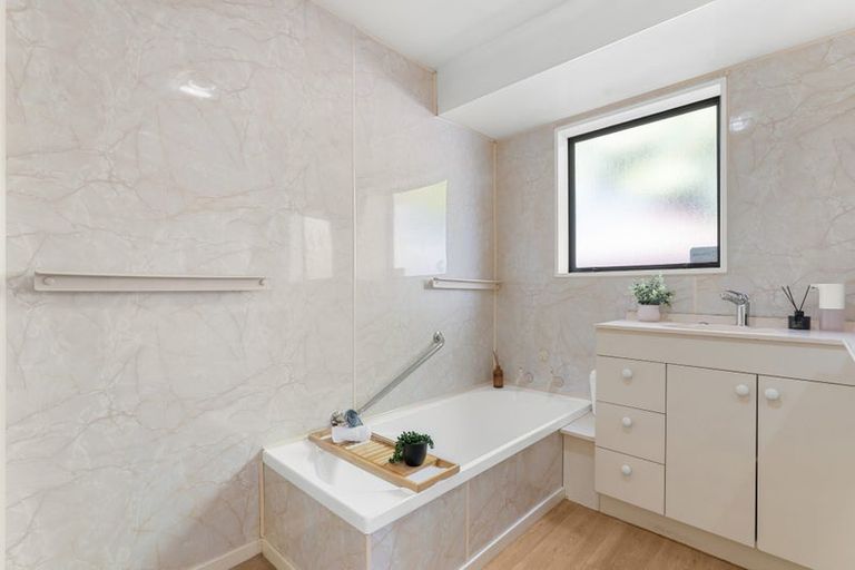 Photo of property in 32 Montclare Avenue, Avonhead, Christchurch, 8042