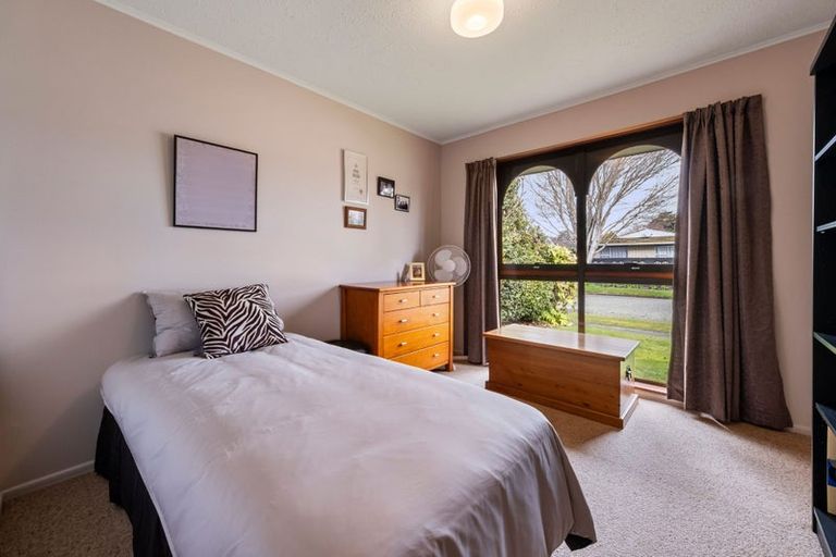Photo of property in 22 Broadfell Avenue, Avonhead, Christchurch, 8042