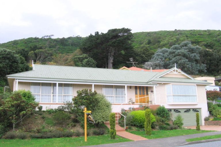 Photo of property in 71 Kakariki Grove, Waikanae, 5036