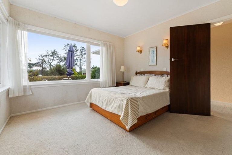 Photo of property in 10 Chapman Road, Te Atatu Peninsula, Auckland, 0610