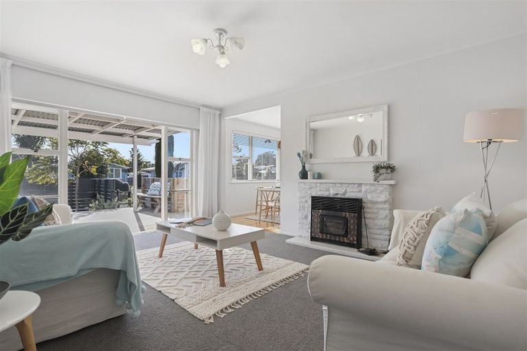 Photo of property in 3 Clinton Avenue, Te Atatu Peninsula, Auckland, 0610