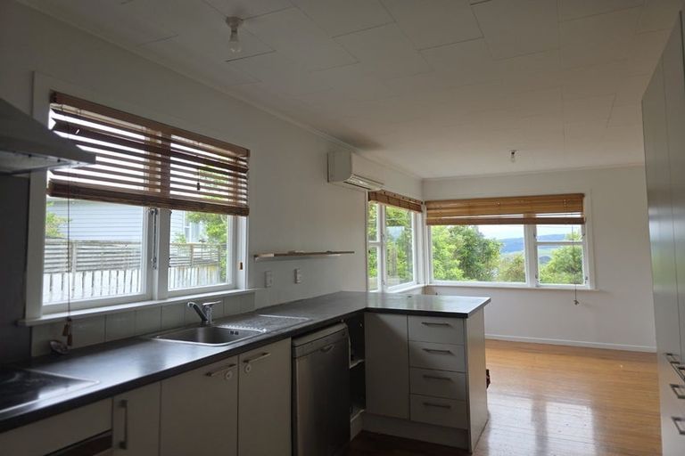 Photo of property in 2 Alder Place, Newlands, Wellington, 6037