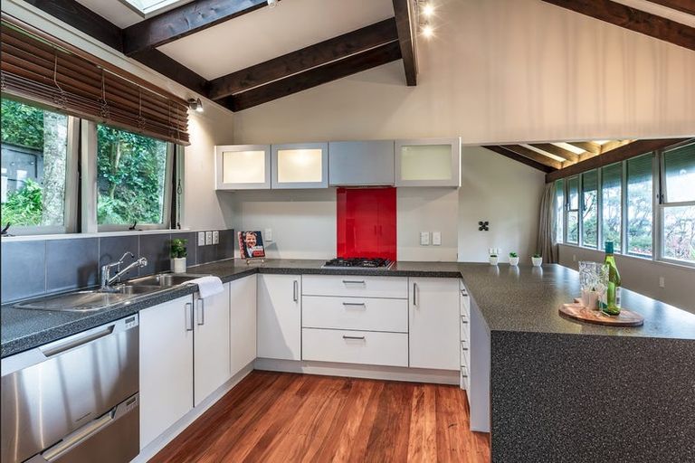 Photo of property in 10 Rangiwai Road, Titirangi, Auckland, 0604