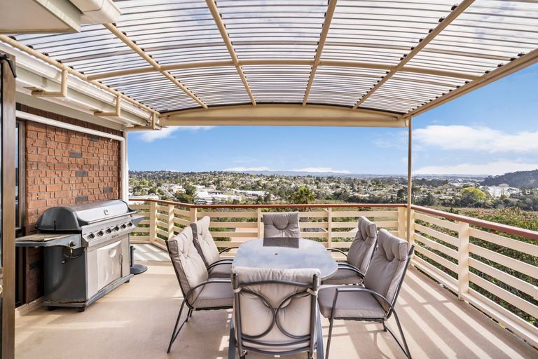 Photo of property in 70 Pemberton Avenue, Bayview, Auckland, 0629