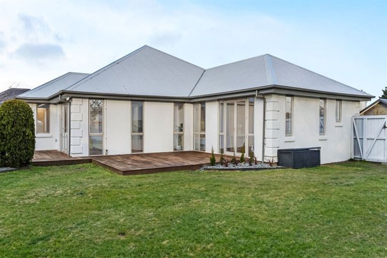 Photo of property in 32 Linkwater Way, Parklands, Christchurch, 8083