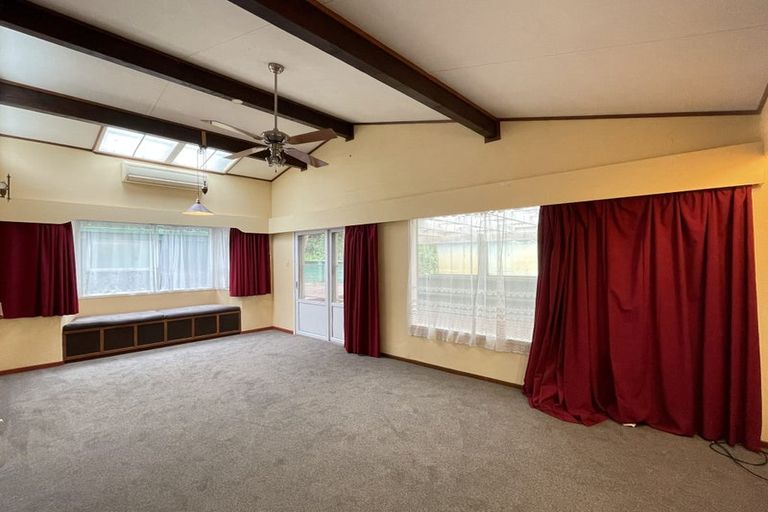 Photo of property in 16 Cypress Place, Sunnynook, Auckland, 0620