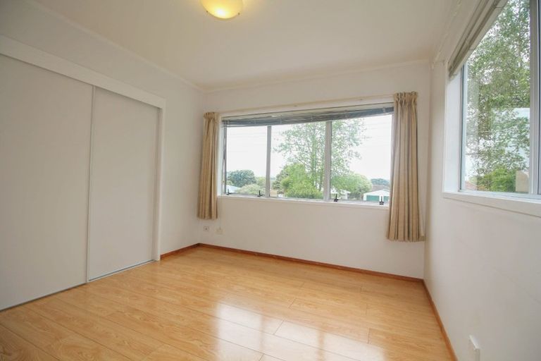 Photo of property in 2/12 Sherwood Avenue, Te Atatu South, Auckland, 0610