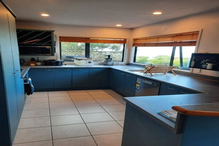 Photo of property in 8 Forbes Lane, Newlands, Wellington, 6037