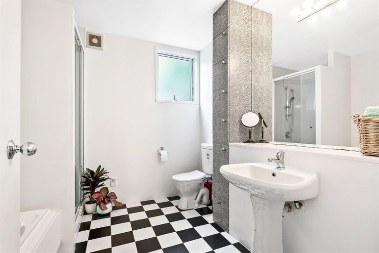 Photo of property in 11 Fathom Place, Te Atatu Peninsula, Auckland, 0610