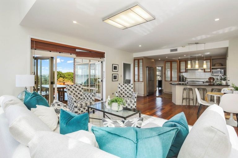 Photo of property in 51 Harbour View Road, Te Atatu Peninsula, Auckland, 0610