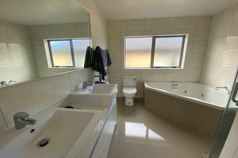 Photo of property in 1 Cranford Drive, Flat Bush, Auckland, 2019