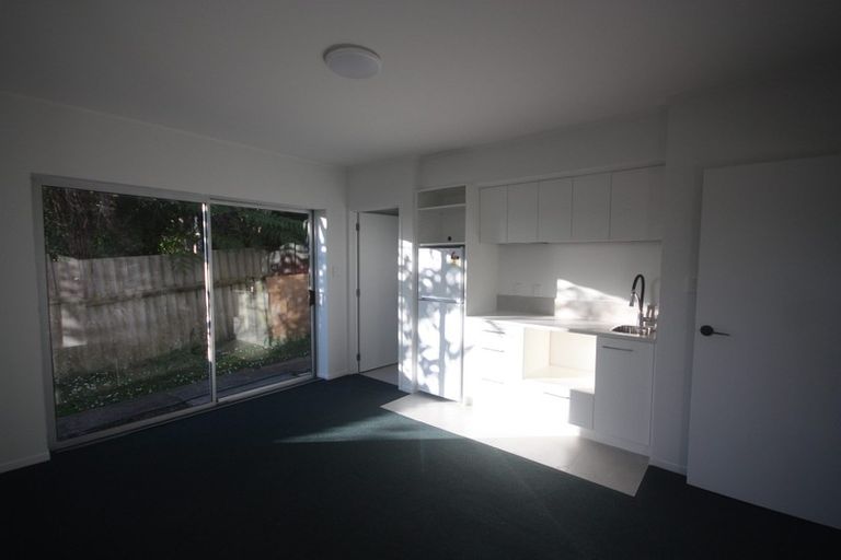 Photo of property in 3/104 East Coast Road, Forrest Hill, Auckland, 0620