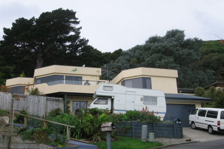 Photo of property in 75 Kakariki Grove, Waikanae, 5036