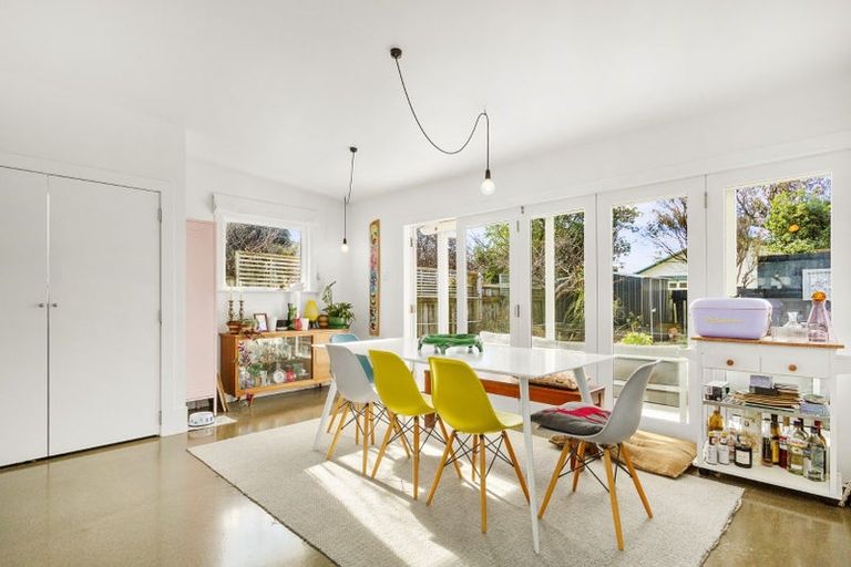 Photo of property in 129 Onepu Road, Lyall Bay, Wellington, 6022