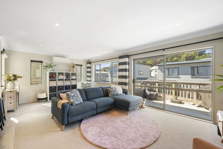 Photo of property in 63 Glanmire Road, Newlands, Wellington, 6037