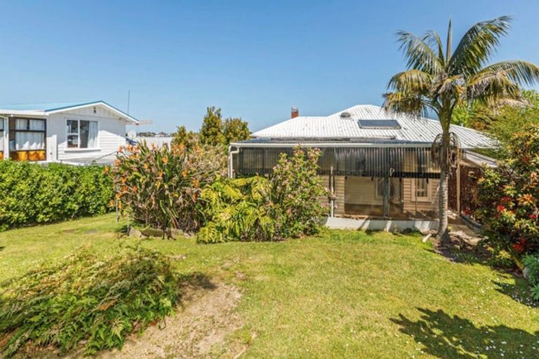Photo of property in 35 Bayview Road, Browns Bay, Auckland, 0630
