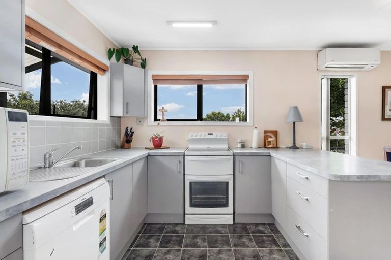 Photo of property in 58b Mirrabooka Avenue, Botany Downs, Auckland, 2010