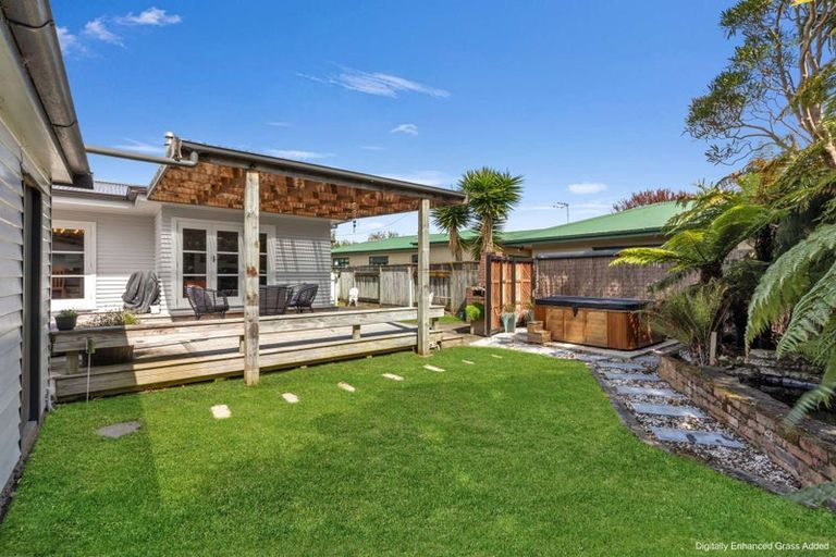 Photo of property in 33 Winston Avenue, Hokowhitu, Palmerston North, 4410