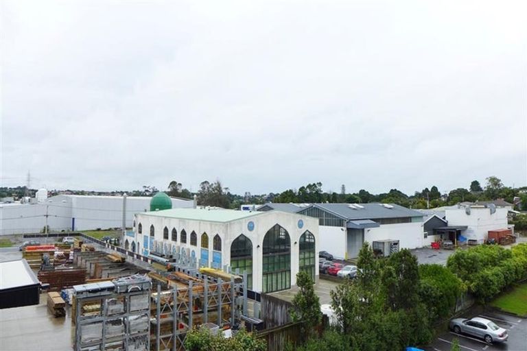 Photo of property in 3m/10 Crown Lynn Place, New Lynn, Auckland, 0600