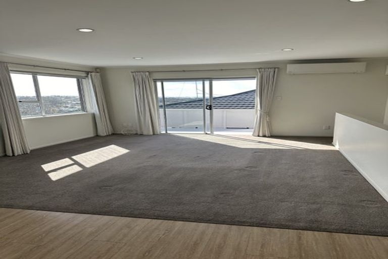 Photo of property in 2/51 Shanaway Rise, Hillcrest, Auckland, 0627