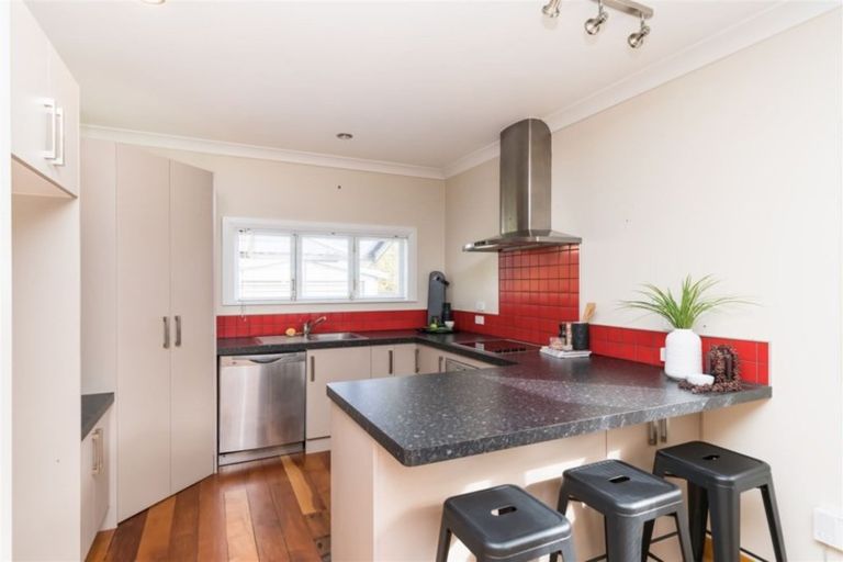 Photo of property in 24 Oxford Street, Hokowhitu, Palmerston North, 4410