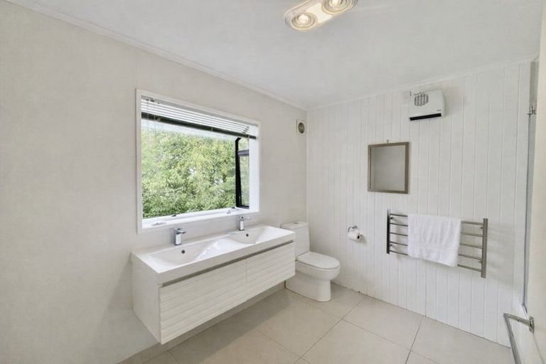 Photo of property in 2/260 Sunset Road, Windsor Park, Auckland, 0632