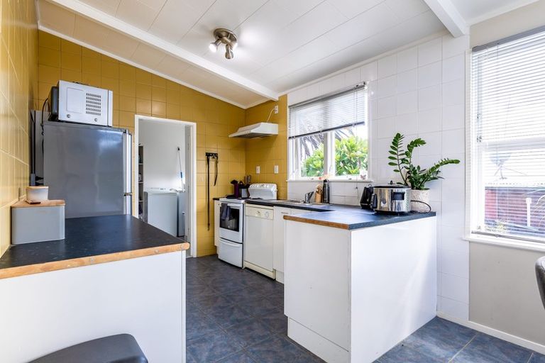 Photo of property in 21 South Lynn Road, Titirangi, Auckland, 0604