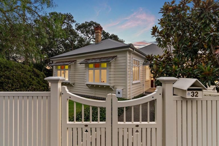 Photo of property in 32 Clarence Road, Northcote Point, Auckland, 0627