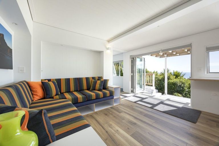Photo of property in 15 Piha Road, Piha, New Lynn, 0772